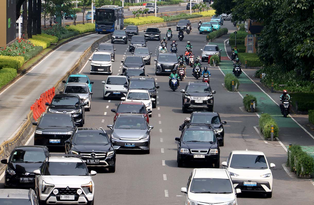 Sejumlah kendaraan melintas di jalan Jenderal Sudirman, Jakarta, Kamis (14/5/2026).(Beritanasional.com/Oke Atmaja)