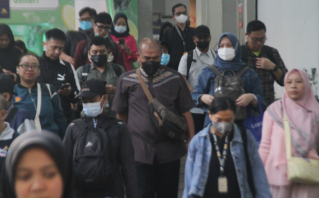 Pekerja melintas di terowongan Kendal stasiun Sudirman, Jakarta, Jumat (2/8/2024). (BeritaNasional.com/Oke Atmaja)