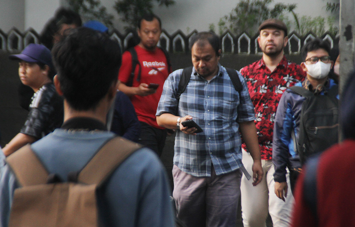 Pekerja melintas di terowongan Kendal stasiun Sudirman, Jakarta, Jumat (2/8/2024). (BeritaNasional.com/Oke Atmaja)