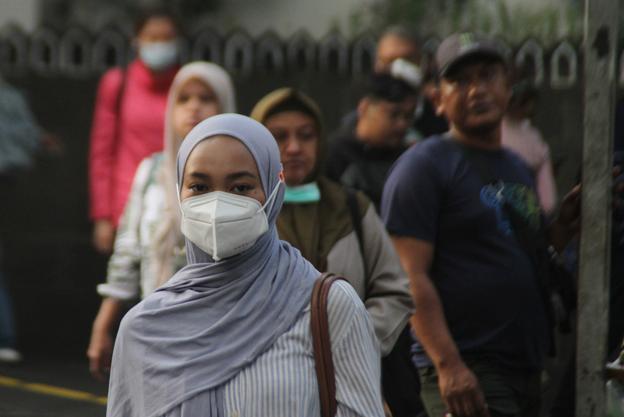 Pekerja melintas di terowongan Kendal stasiun Sudirman, Jakarta, Jumat (2/8/2024). (BeritaNasional.com/Oke Atmaja)