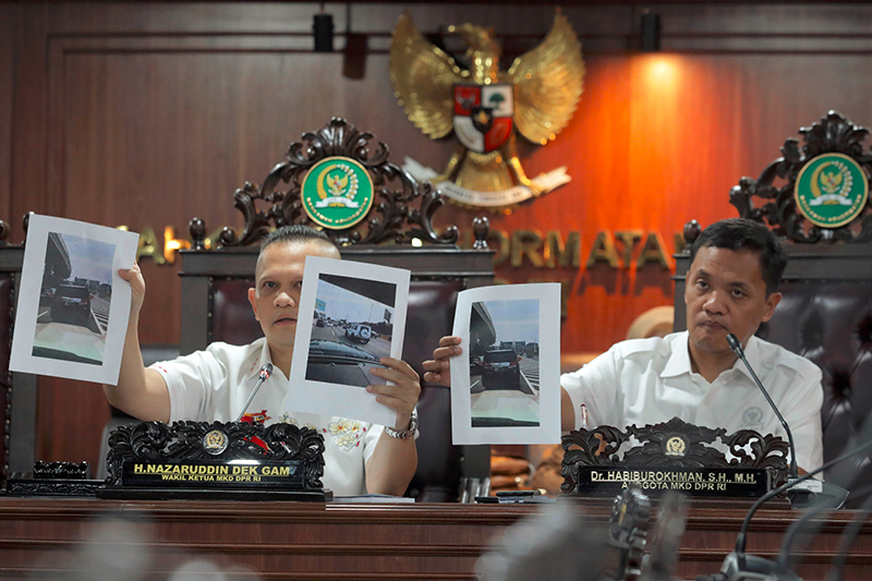 Wakil Ketua Mahkamah Kehormatan Dewan (MKD) DPR Nazarudin Dek Gam (kiri) bersama anggota MKD yang juga Wakil Ketua Komisi III Fraksi Gerindra Habiburokhman (kanan), menyampaikan keterangan soal TNKB Palsu. (BeritaNasional/HO/Elvis)