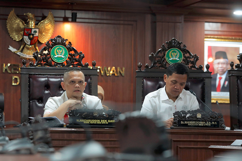 Wakil Ketua Mahkamah Kehormatan Dewan (MKD) DPR Nazarudin Dek Gam (kiri) bersama anggota MKD yang juga Wakil Ketua Komisi III Fraksi Gerindra Habiburokhman (kanan), menyampaikan keterangan soal TNKB Palsu. (BeritaNasional/HO/Elvis)