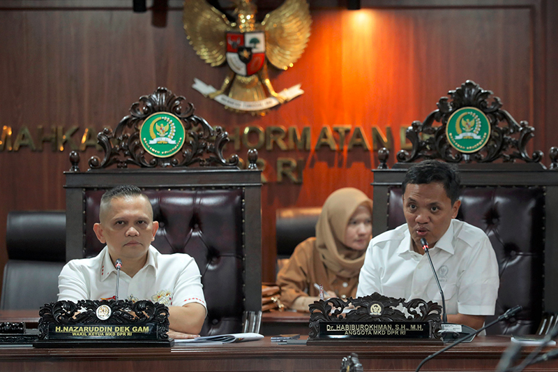 Wakil Ketua Mahkamah Kehormatan Dewan (MKD) DPR Nazarudin Dek Gam (kiri) bersama anggota MKD yang juga Wakil Ketua Komisi III Fraksi Gerindra Habiburokhman (kanan), menyampaikan keterangan soal TNKB Palsu. (BeritaNasional/HO/Elvis)