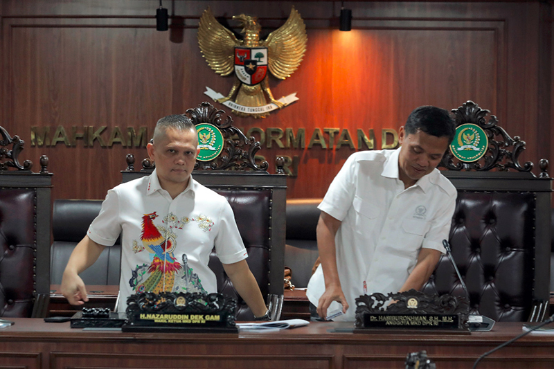 Wakil Ketua Mahkamah Kehormatan Dewan (MKD) DPR Nazarudin Dek Gam (kiri) bersama anggota MKD yang juga Wakil Ketua Komisi III Fraksi Gerindra Habiburokhman (kanan), menyampaikan keterangan soal TNKB Palsu. (BeritaNasional/HO/Elvis)