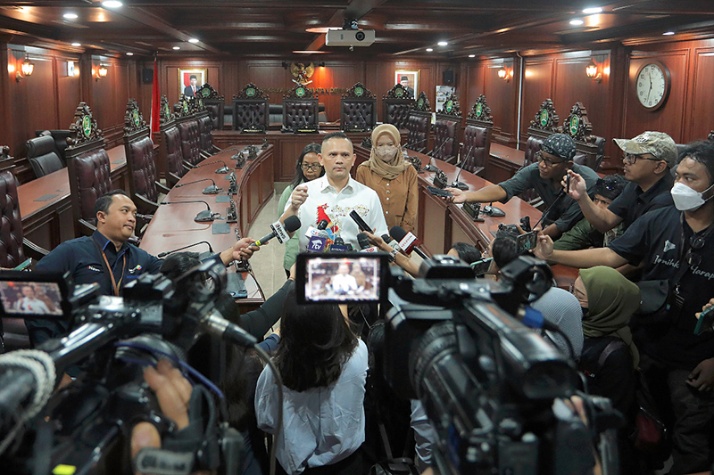 Wakil Ketua Mahkamah Kehormatan Dewan (MKD) DPR Nazarudin Dek Gam (kiri) bersama anggota MKD yang juga Wakil Ketua Komisi III Fraksi Gerindra Habiburokhman (kanan), menyampaikan keterangan soal TNKB Palsu. (BeritaNasional/HO/Elvis)