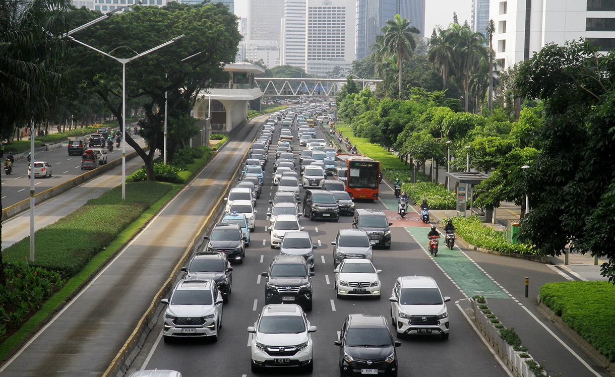Kendaraan melintas di Jalan Jenderal Sudirman,Jakarta. (Beritanasional.com/Oke Atmaja)