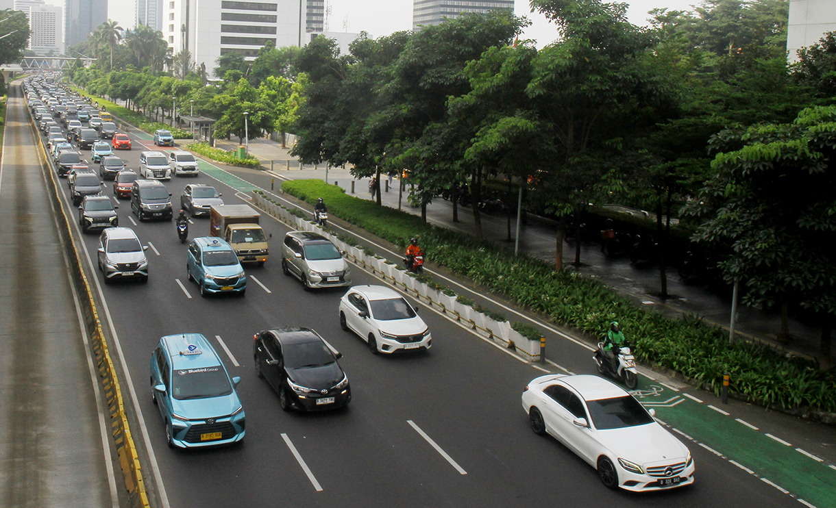 Kendaraan melintas di Jalan Jenderal Sudirman,Jakarta, Rabu (6/5/2026). (Beritanasional.com/Oke Atmaja)