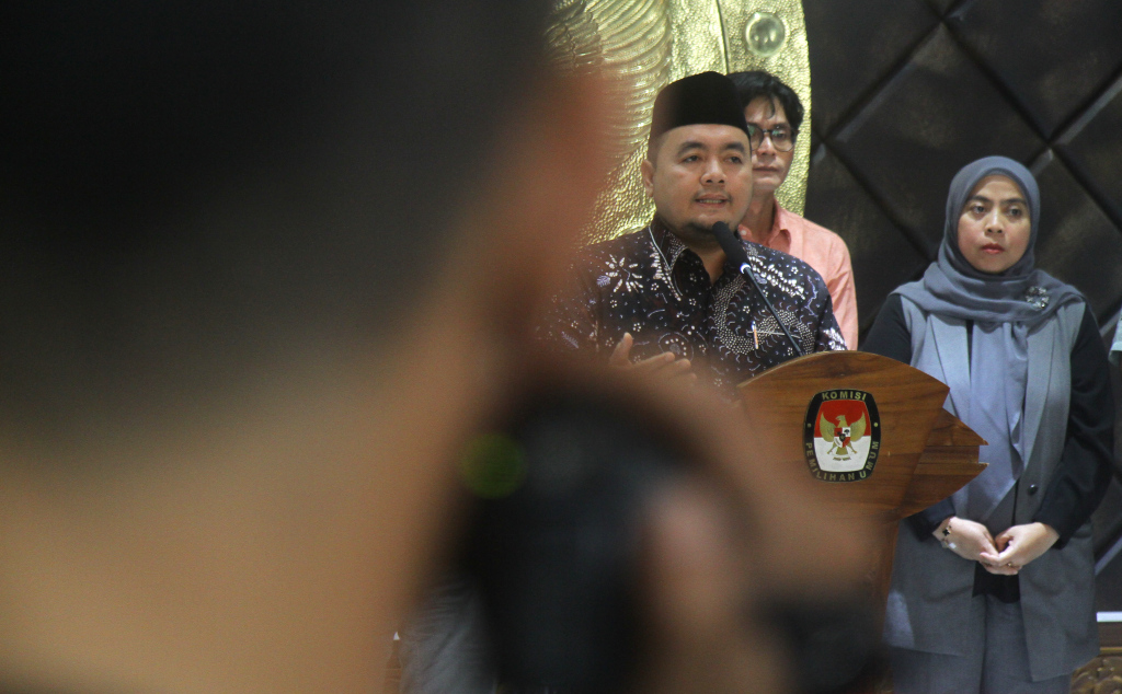 Komisioner Mochammad Afifudin memberikan keterangan pers di kantor KPU, Jakarta, Kamis (4/7/2024).  (Berita nasional.com/Oke Atmaja)