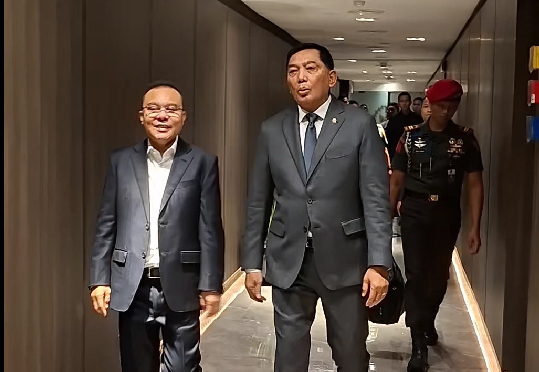 Wakil Ketua DPR Sufmi Dasco Ahmad menyambut Menteri Pertahanan (Menhan) Sjafrie Sjamsoeddin yang bersiap mengikuti rapat dengan Komisi I DPR (BeritaNasional/Elvis Sendouw/Ist)
