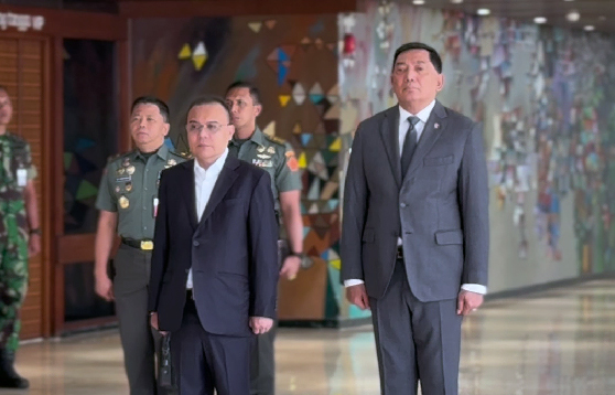 Wakil Ketua DPR Sufmi Dasco Ahmad menyambut Menteri Pertahanan (Menhan) Sjafrie Sjamsoeddin yang bersiap mengikuti rapat dengan Komisi I DPR (BeritaNasional/Elvis Sendouw/Ist)