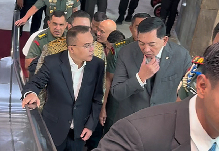 Wakil Ketua DPR Sufmi Dasco Ahmad menyambut Menteri Pertahanan (Menhan) Sjafrie Sjamsoeddin yang bersiap mengikuti rapat dengan Komisi I DPR (BeritaNasional/Elvis Sendouw/Ist)