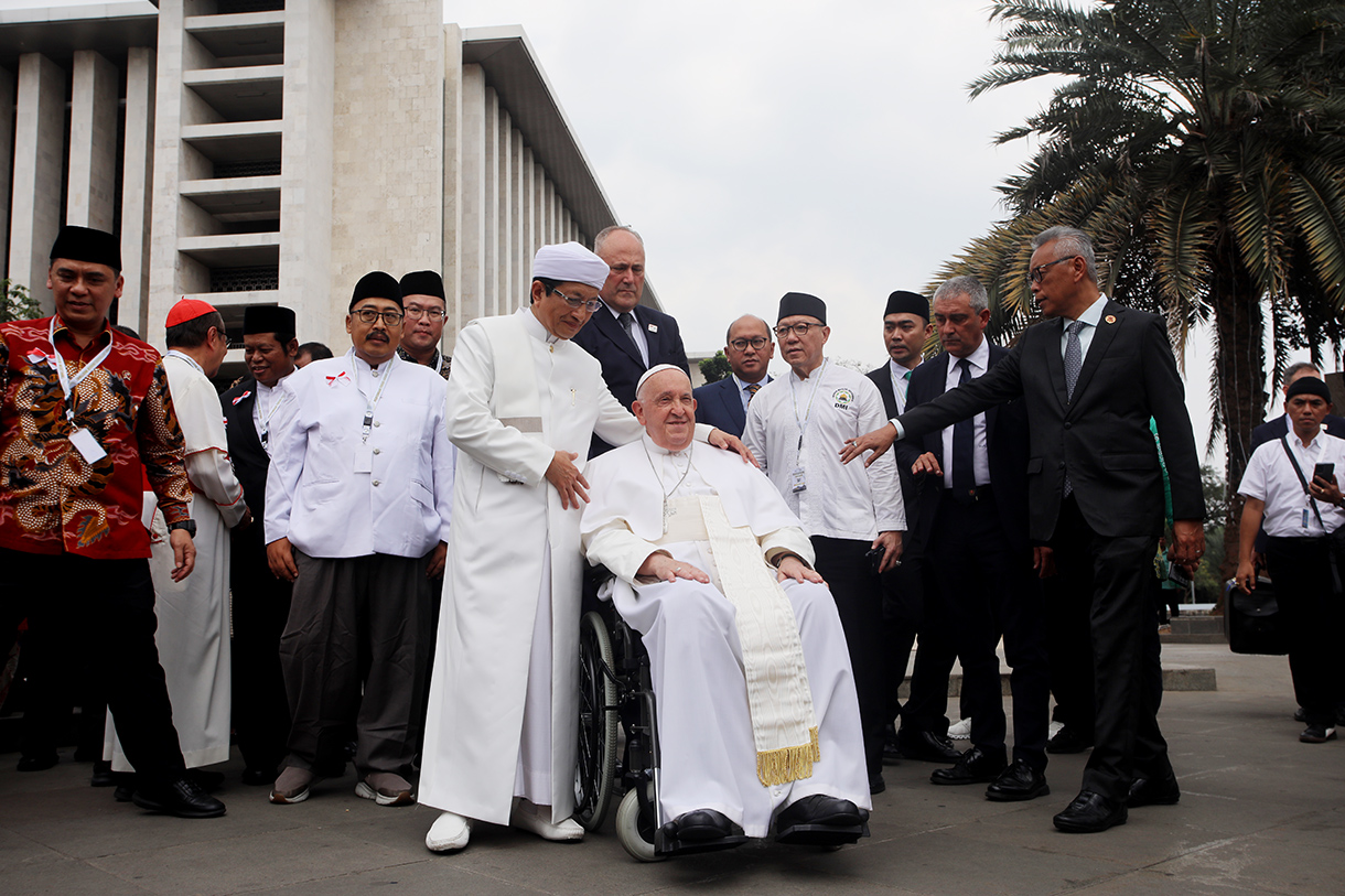 Imam Besar Masjid Istiqlal Nasaruddin Umar mencium Pemimpin Takhta Suci Vatikan Paus Fransiskus usai melakukan foto bersama di Masjid Istiqlal, Jakarta, Kamis (5/9/2024).(BeritaNasional.com/ Oke Atmaja)