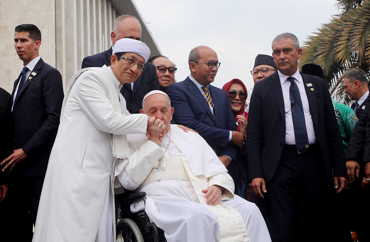 Imam Besar Masjid Istiqlal Nasaruddin Umar mencium Pemimpin Takhta Suci Vatikan Paus Fransiskus usai melakukan foto bersama di Masjid Istiqlal, Jakarta, Kamis (5/9/2024).(BeritaNasional.com/ Oke Atmaja)