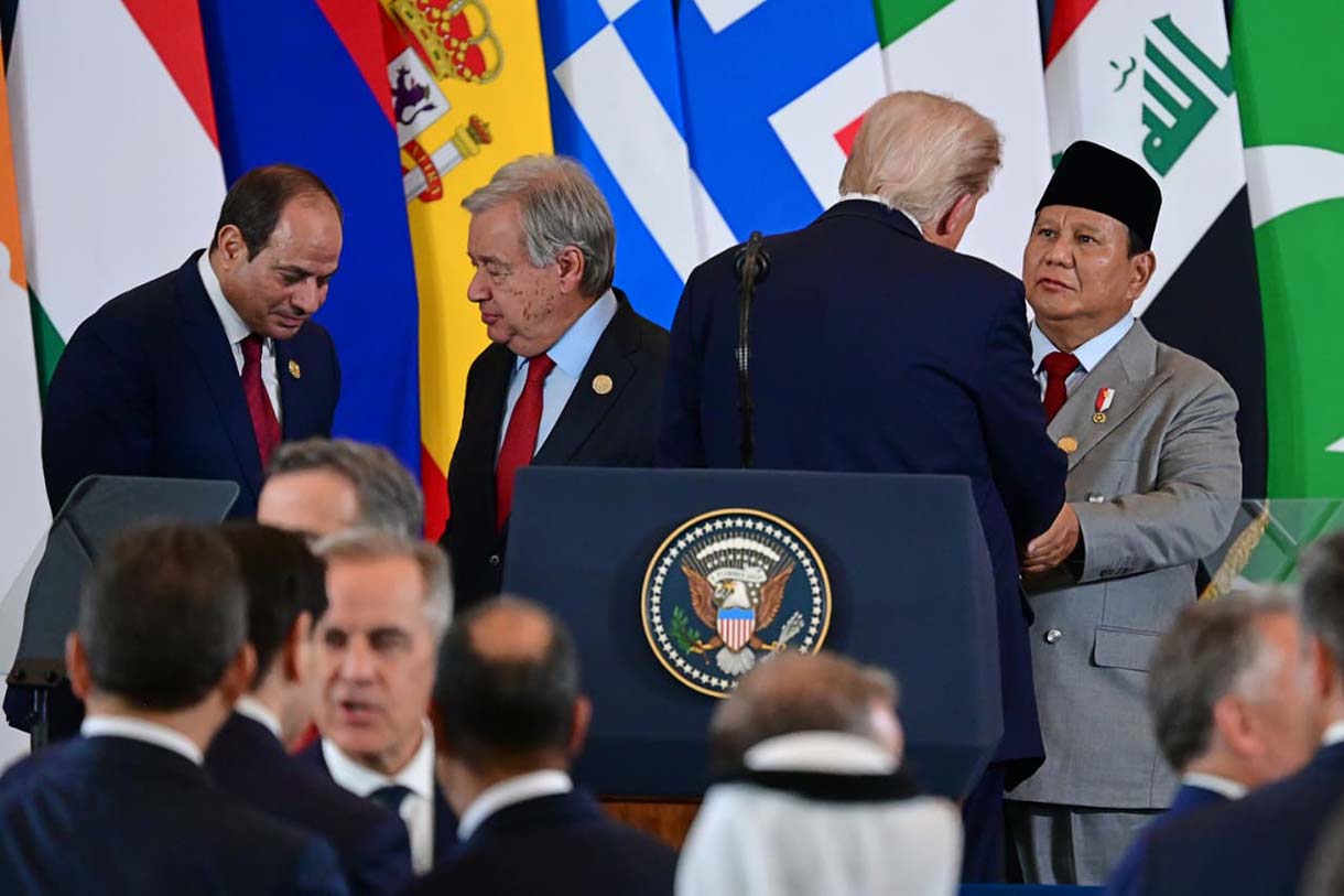 Momen Jabat Tangan Presiden Trump kepada Presiden Prabowo Presiden Prabowo Subianto bersalaman dengan Presiden Amerika Serikat (AS) Donald Trump saat menghadiri Konferensi Tingkat Tinggi (KTT) Perdamaian Gaza di Sharm El-Sheikh, Mesir, Senin (13/10/2025). (Biropers)