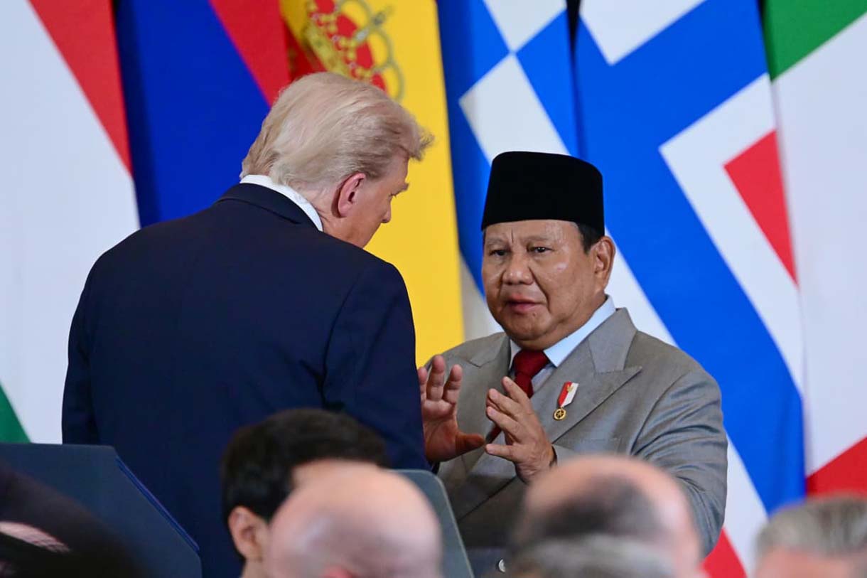 Momen Jabat Tangan Presiden Trump kepada Presiden Prabowo Presiden Prabowo Subianto bersalaman dengan Presiden Amerika Serikat (AS) Donald Trump saat menghadiri Konferensi Tingkat Tinggi (KTT) Perdamaian Gaza di Sharm El-Sheikh, Mesir, Senin (13/10/2025). (Biropers)