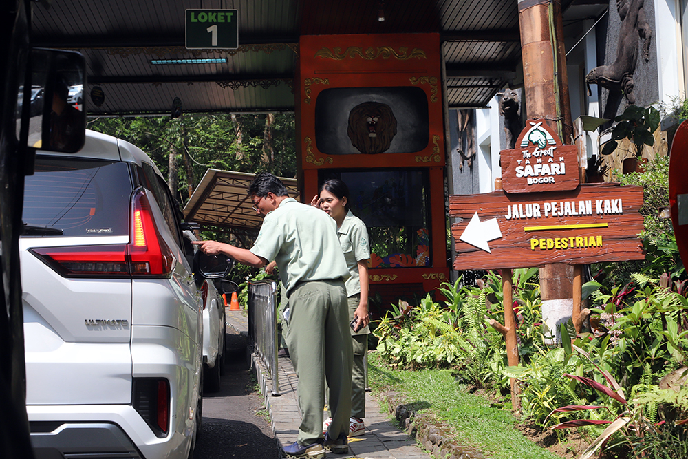 Momen libur sekolah, masyarakat memadati kawasan wisata Taman Safari Indonesia (TSI) Bogor, Jawa Barat. (BeritaNasional/Elvis Sendouw)