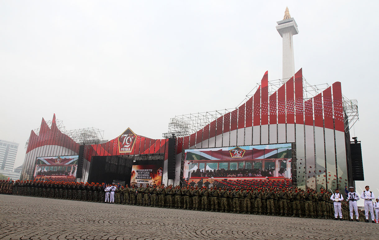 Presiden Joko Widodo (kanan) didampingi Panglima TNI Jenderal TNI Agus Subiyanto (kedua kanan) dan komandan upacara Mayjen TNI Djon Afriandi (kiri) memeriksa pasukan saat menjadi inspektur upacara Hari Ulang Tahun (HUT) ke-79 Tentara Nasional Indonesia (TNI) di Lapangan Silang Monumen Nasional (Monas), Gambir, Jakarta, Sabtu (5/10/2024).(BeritaNasional.com/Oke Atmaja)