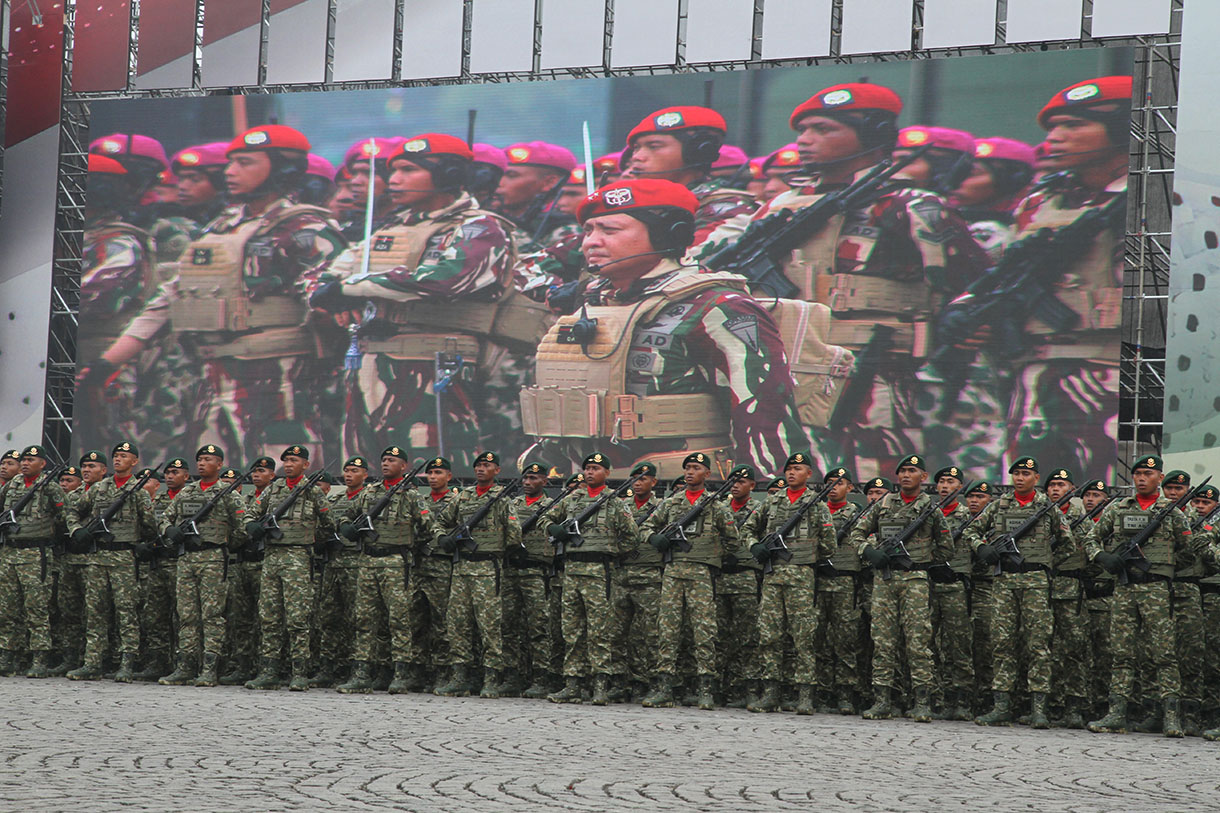 Presiden Joko Widodo (kanan) didampingi Panglima TNI Jenderal TNI Agus Subiyanto (kedua kanan) dan komandan upacara Mayjen TNI Djon Afriandi (kiri) memeriksa pasukan saat menjadi inspektur upacara Hari Ulang Tahun (HUT) ke-79 Tentara Nasional Indonesia (TNI) di Lapangan Silang Monumen Nasional (Monas), Gambir, Jakarta, Sabtu (5/10/2024).(BeritaNasional.com/Oke Atmaja)