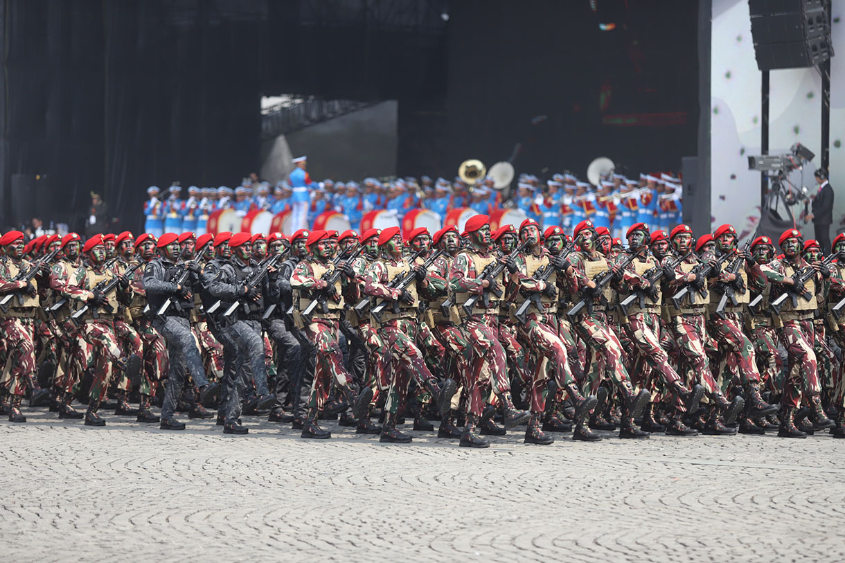 Presiden Joko Widodo (kanan) didampingi Panglima TNI Jenderal TNI Agus Subiyanto (kedua kanan) dan komandan upacara Mayjen TNI Djon Afriandi (kiri) memeriksa pasukan saat menjadi inspektur upacara Hari Ulang Tahun (HUT) ke-79 Tentara Nasional Indonesia (TNI) di Lapangan Silang Monumen Nasional (Monas), Gambir, Jakarta, Sabtu (5/10/2024).(BeritaNasional.com/Oke Atmaja)