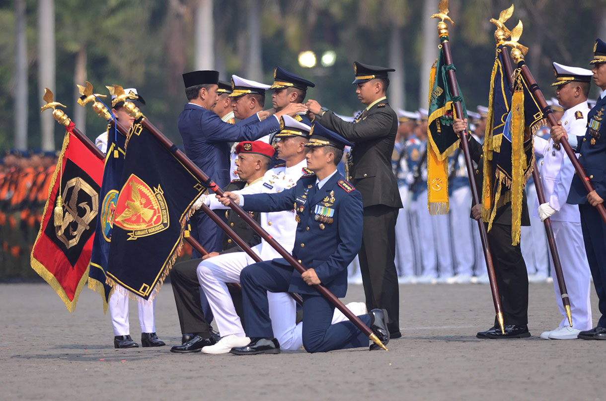 Presiden Joko Widodo (kanan) didampingi Panglima TNI Jenderal TNI Agus Subiyanto (kedua kanan) dan komandan upacara Mayjen TNI Djon Afriandi (kiri) memeriksa pasukan saat menjadi inspektur upacara Hari Ulang Tahun (HUT) ke-79 Tentara Nasional Indonesia (TNI) di Lapangan Silang Monumen Nasional (Monas), Gambir, Jakarta, Sabtu (5/10/2024).(BeritaNasional.com/Oke Atmaja)