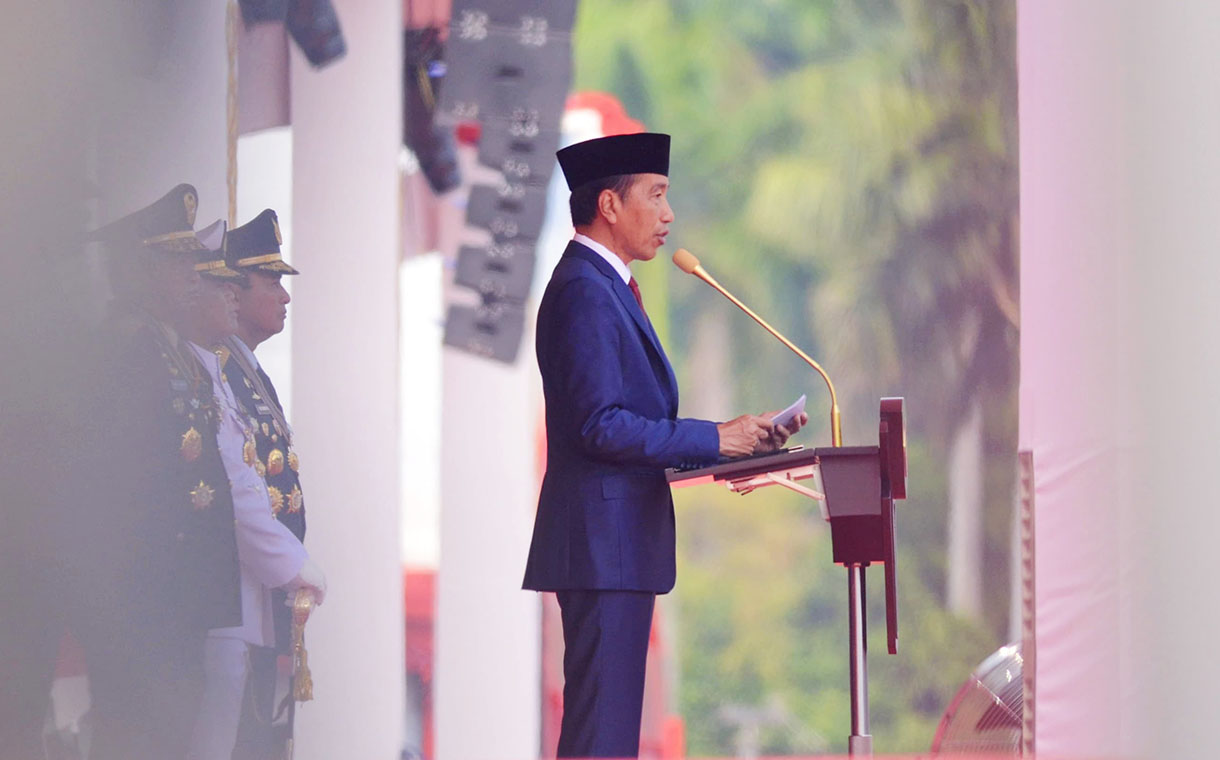 Presiden Joko Widodo (kanan) didampingi Panglima TNI Jenderal TNI Agus Subiyanto (kedua kanan) dan komandan upacara Mayjen TNI Djon Afriandi (kiri) memeriksa pasukan saat menjadi inspektur upacara Hari Ulang Tahun (HUT) ke-79 Tentara Nasional Indonesia (TNI) di Lapangan Silang Monumen Nasional (Monas), Gambir, Jakarta, Sabtu (5/10/2024).(BeritaNasional.com/Oke Atmaja)