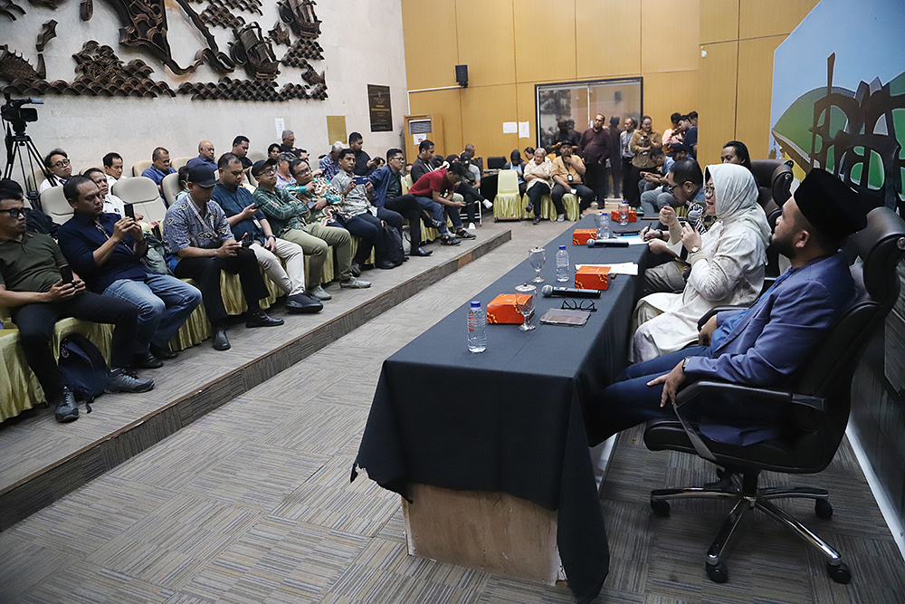 MPR Bersama KWP Gelar Diskusi Bahas Optimalisasi Desentralisasi dan Otonomi Daerah MPR gelar Diskusi Konstitusi dan Demokrasi Indonesia dengan tema “Hubungan Pusat dan Daerah (Optimalisasi Desentralisasi dan Otonomi Daerah)”. (BeritaNasional/Elvis Sendouw)