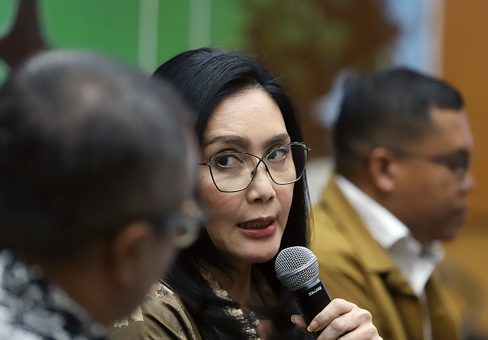 Anggota Komisi VI DPR Rieke Diah Pitaloka memberikan pandangan saat diskusi  Forum Legislasi Tema "Pengesahan RUU BUMN Harapkan Percepat Kemajuan Ekonomi Nasional" . (BeritaNasional/Elvis Sendouw)