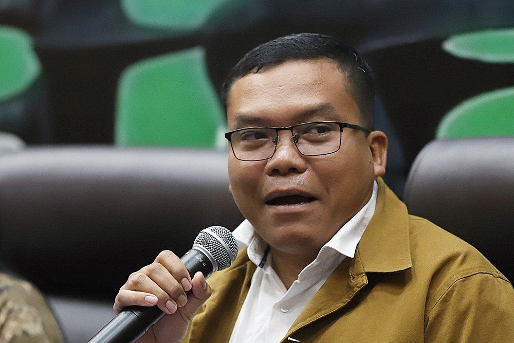 Anggota Komisi VI DPR Rieke Diah Pitaloka memberikan pandangan saat diskusi  Forum Legislasi Tema "Pengesahan RUU BUMN Harapkan Percepat Kemajuan Ekonomi Nasional" . (BeritaNasional/Elvis Sendouw)