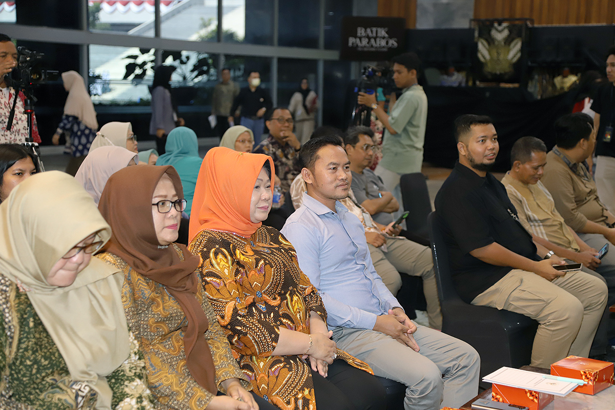 MPR Gelar Lomba Anugerah Jurnalistik dan Pameran Foto Sekjen MPR RI Siti Fauziah didampingi oleh Ketua Koordinatoriat Wartawan Parlemen (KWP) Ariawan resmi membuka Lomba Anugerah Jurnalistik Karya Tulis dan Pameran Foto KWP. (BeritaNasional/Elvis Sendouw)