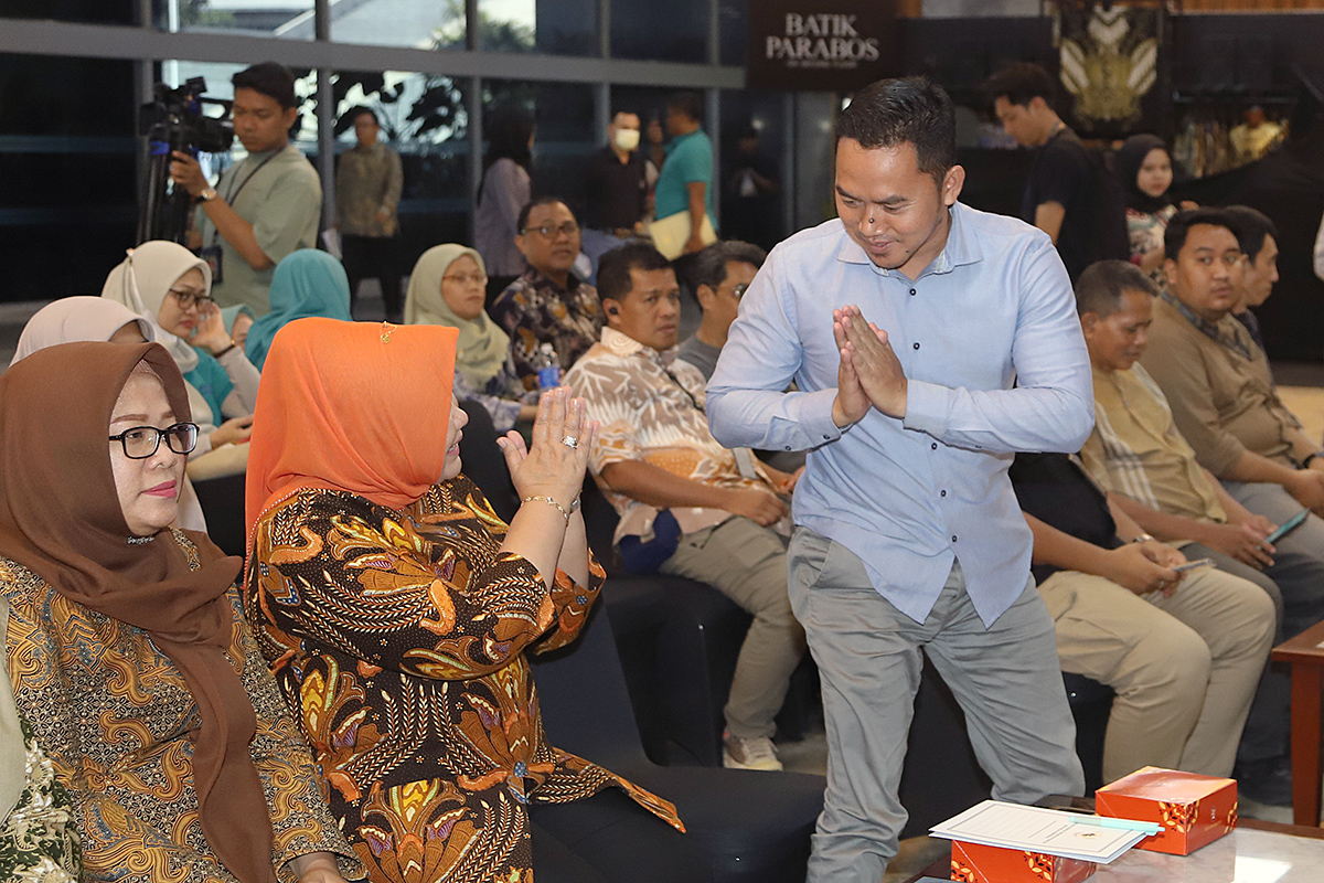 MPR Gelar Lomba Anugerah Jurnalistik dan Pameran Foto Sekjen MPR RI Siti Fauziah didampingi oleh Ketua Koordinatoriat Wartawan Parlemen (KWP) Ariawan resmi membuka Lomba Anugerah Jurnalistik Karya Tulis dan Pameran Foto KWP. (BeritaNasional/Elvis Sendouw)