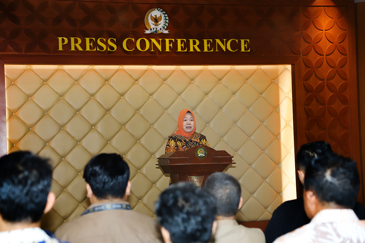 MPR Gelar Lomba Anugerah Jurnalistik dan Pameran Foto Sekjen MPR RI Siti Fauziah didampingi oleh Ketua Koordinatoriat Wartawan Parlemen (KWP) Ariawan resmi membuka Lomba Anugerah Jurnalistik Karya Tulis dan Pameran Foto KWP. (BeritaNasional/Elvis Sendouw)