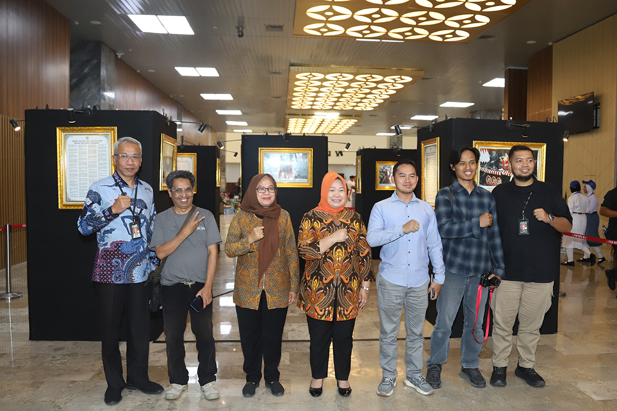 MPR Gelar Lomba Anugerah Jurnalistik dan Pameran Foto Sekjen MPR RI Siti Fauziah didampingi oleh Ketua Koordinatoriat Wartawan Parlemen (KWP) Ariawan resmi membuka Lomba Anugerah Jurnalistik Karya Tulis dan Pameran Foto KWP. (BeritaNasional/Elvis Sendouw)
