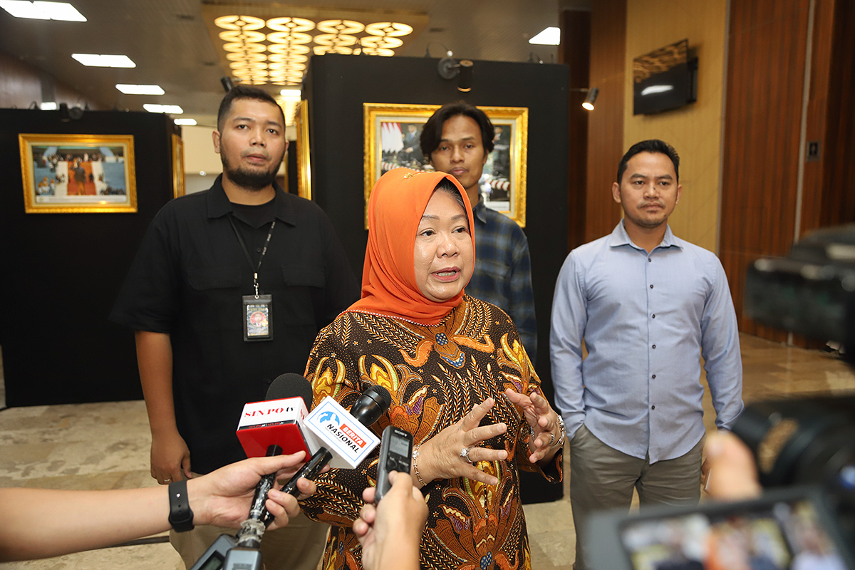 MPR Gelar Lomba Anugerah Jurnalistik dan Pameran Foto Sekjen MPR RI Siti Fauziah didampingi oleh Ketua Koordinatoriat Wartawan Parlemen (KWP) Ariawan resmi membuka Lomba Anugerah Jurnalistik Karya Tulis dan Pameran Foto KWP. (BeritaNasional/Elvis Sendouw)