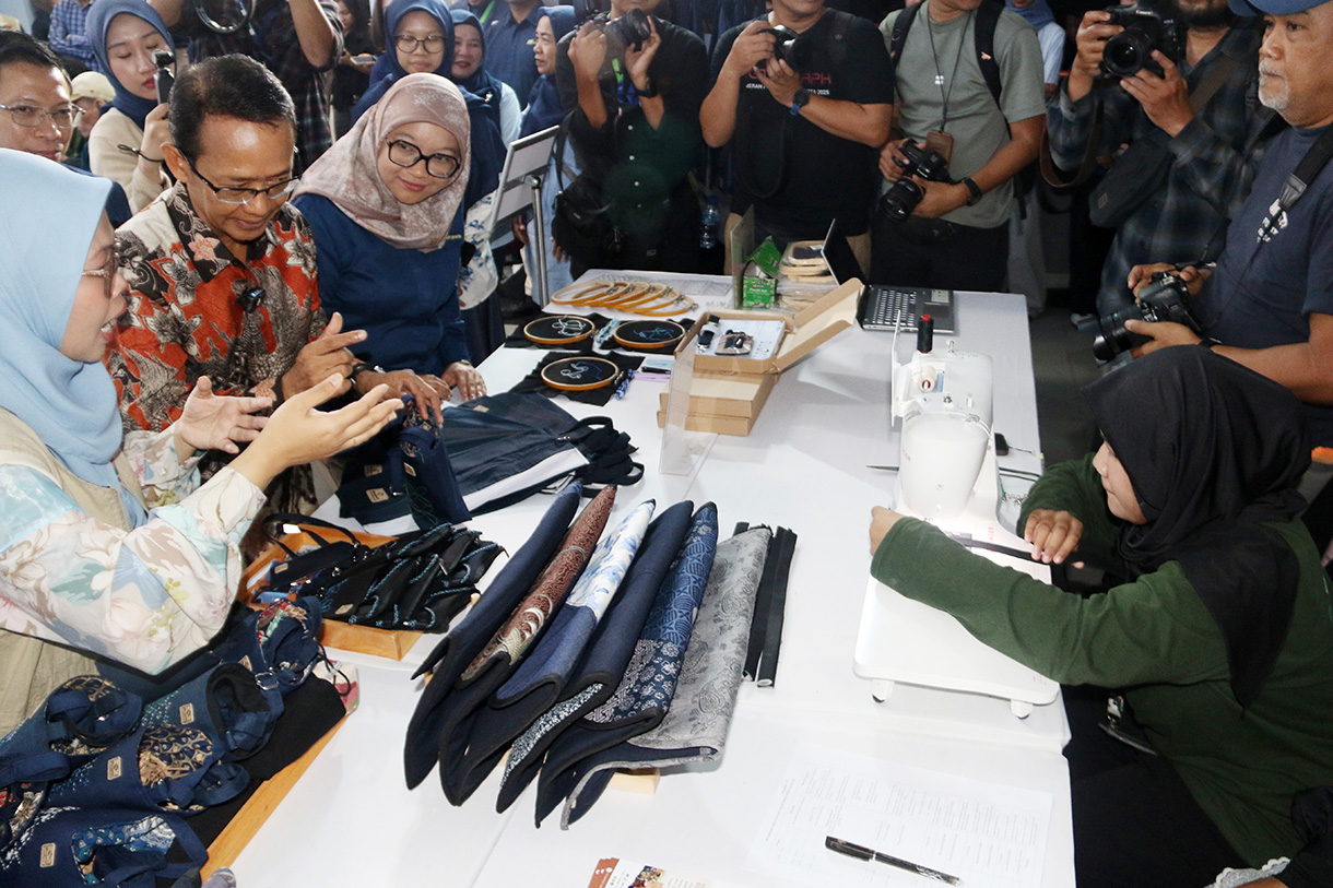 Direktur Utama PT MRT Jakarta Tuhiyat (kedua kiri) didampingi Founder dan Ketua Yayasan Teman Hebat Berkarya Aisyah Winna Putri (kiri) melihat hasil karya dari sejumlah difabel saat peringatan Hari Disabilitas Internasional dan juga peluncuran program keberlanjutan Menjahit Perjalanan: Merayakan Perjalanan, Menyatukan Kota, dan Menghidupkan Karya di Stasiun MRT Bundaran HI Bank DKI, Jakarta, Rabu (3/12/2025).  (Beritanasional.com/Oke Atmaja)