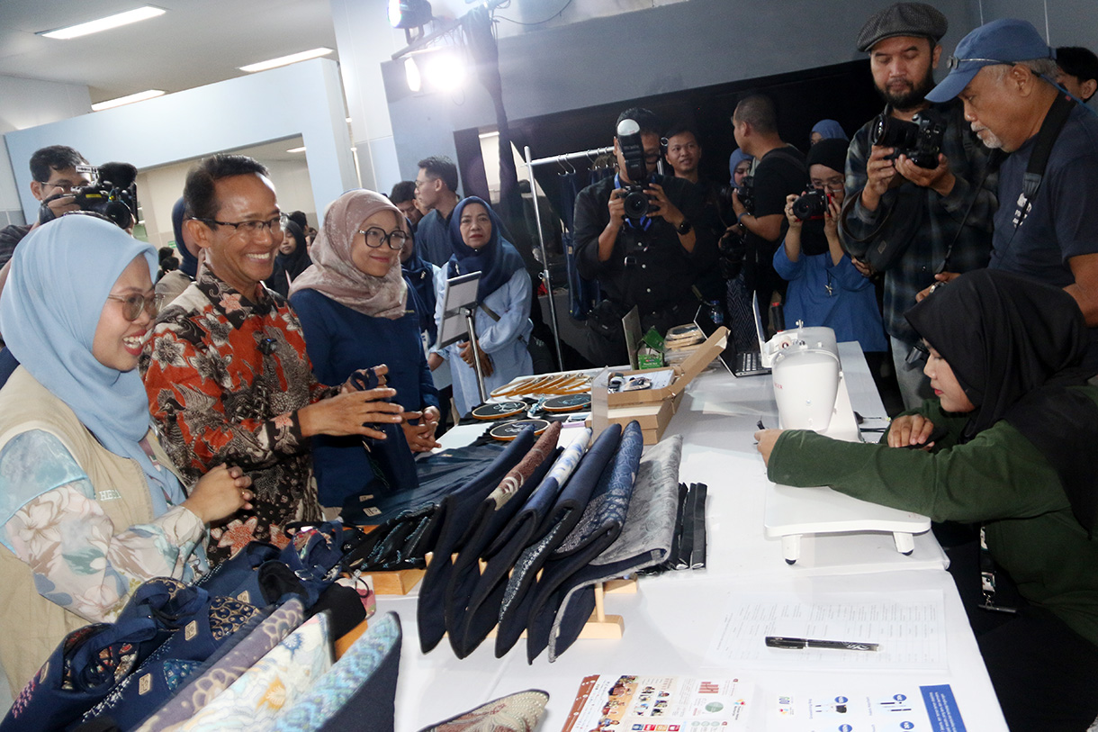 Direktur Utama PT MRT Jakarta Tuhiyat (kedua kiri) didampingi Founder dan Ketua Yayasan Teman Hebat Berkarya Aisyah Winna Putri (kiri) melihat hasil karya dari sejumlah difabel saat peringatan Hari Disabilitas Internasional dan juga peluncuran program keberlanjutan Menjahit Perjalanan: Merayakan Perjalanan, Menyatukan Kota, dan Menghidupkan Karya di Stasiun MRT Bundaran HI Bank DKI, Jakarta, Rabu (3/12/2025).  (Beritanasional.com/Oke Atmaja)