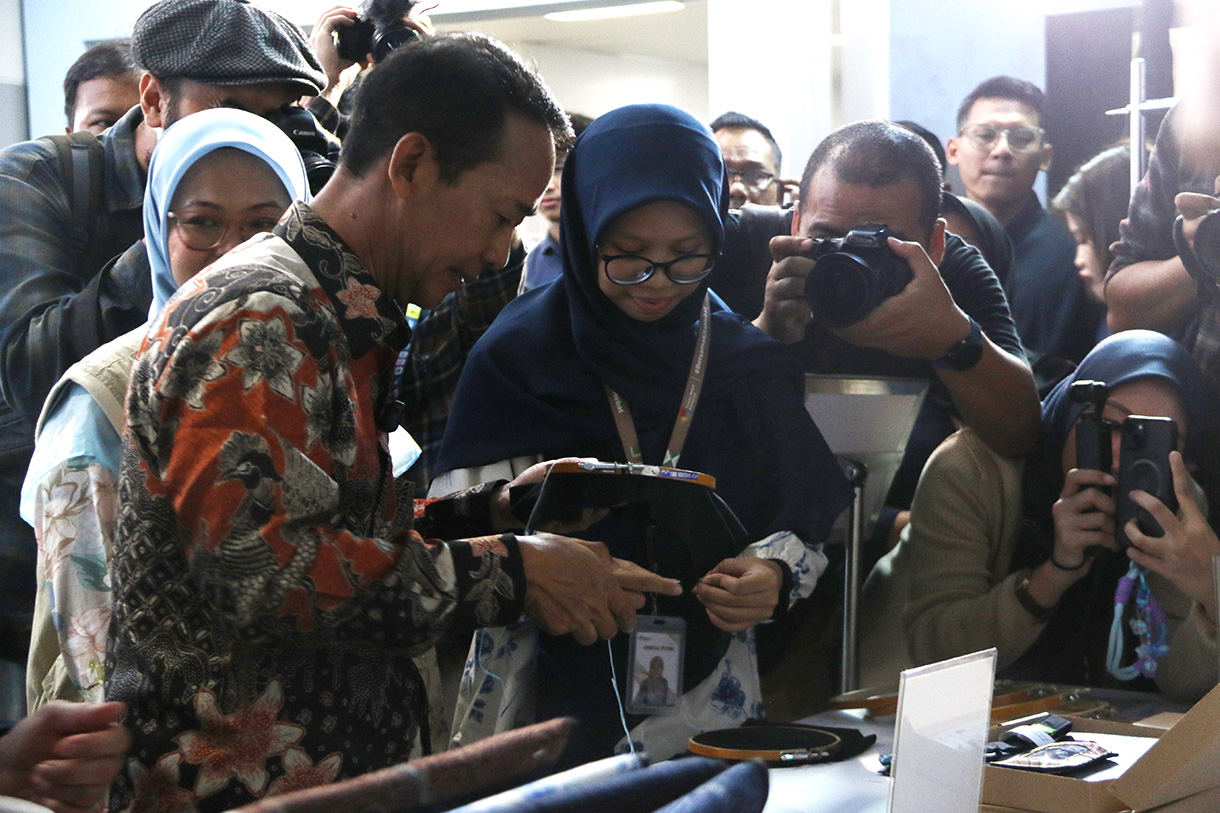 Direktur Utama PT MRT Jakarta Tuhiyat (kedua kiri) didampingi Founder dan Ketua Yayasan Teman Hebat Berkarya Aisyah Winna Putri (kiri) melihat hasil karya dari sejumlah difabel saat peringatan Hari Disabilitas Internasional dan juga peluncuran program keberlanjutan Menjahit Perjalanan: Merayakan Perjalanan, Menyatukan Kota, dan Menghidupkan Karya di Stasiun MRT Bundaran HI Bank DKI, Jakarta, Rabu (3/12/2025).  (Beritanasional.com/Oke Atmaja)