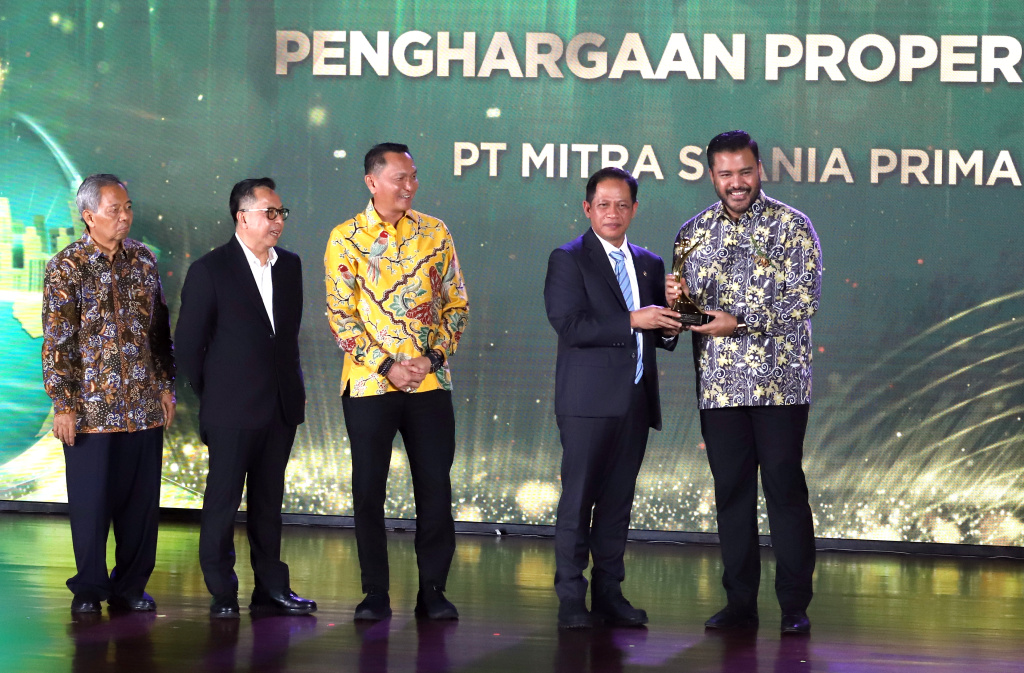 Direktur Utama Arsari Tambang, Aryo P. S. Djojohadikusumo (kanan) saat menerima penghargaan dari Menteri Lingkungan Hidup Hanif Faisol Nurofiq (kedua kanan) didampingi Ketua Komisi XII DPR RI, Bambang Patijaya (ketiga kiri) dalam acara Anugerah Lingkungan PROPER 2025 di Jakarta, Selasa (7/4/2026).  (Beritanasional.com)