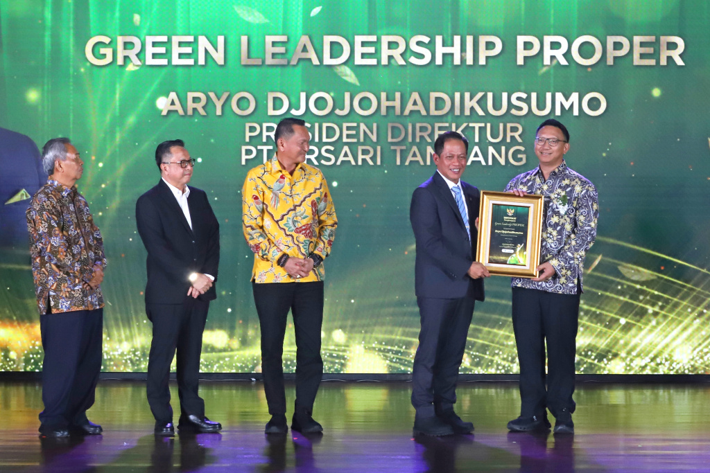 Direktur Utama Arsari Tambang, Aryo P. S. Djojohadikusumo (kanan) saat menerima penghargaan dari Menteri Lingkungan Hidup Hanif Faisol Nurofiq (kedua kanan) didampingi Ketua Komisi XII DPR RI, Bambang Patijaya (ketiga kiri) dalam acara Anugerah Lingkungan PROPER 2025 di Jakarta, Selasa (7/4/2026).  (Beritanasional.com)