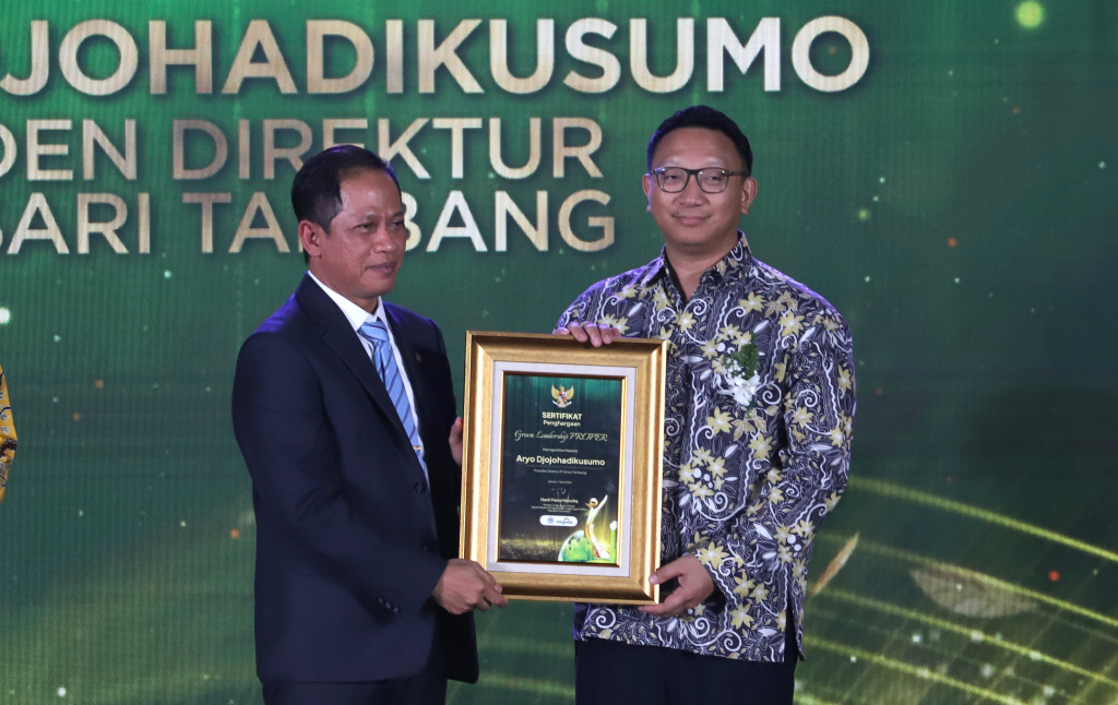 Direktur Utama Arsari Tambang, Aryo P. S. Djojohadikusumo (kanan) saat menerima penghargaan dari Menteri Lingkungan Hidup Hanif Faisol Nurofiq (kedua kanan) didampingi Ketua Komisi XII DPR RI, Bambang Patijaya (ketiga kiri) dalam acara Anugerah Lingkungan PROPER 2025 di Jakarta, Selasa (7/4/2026).  (Beritanasional.com)
