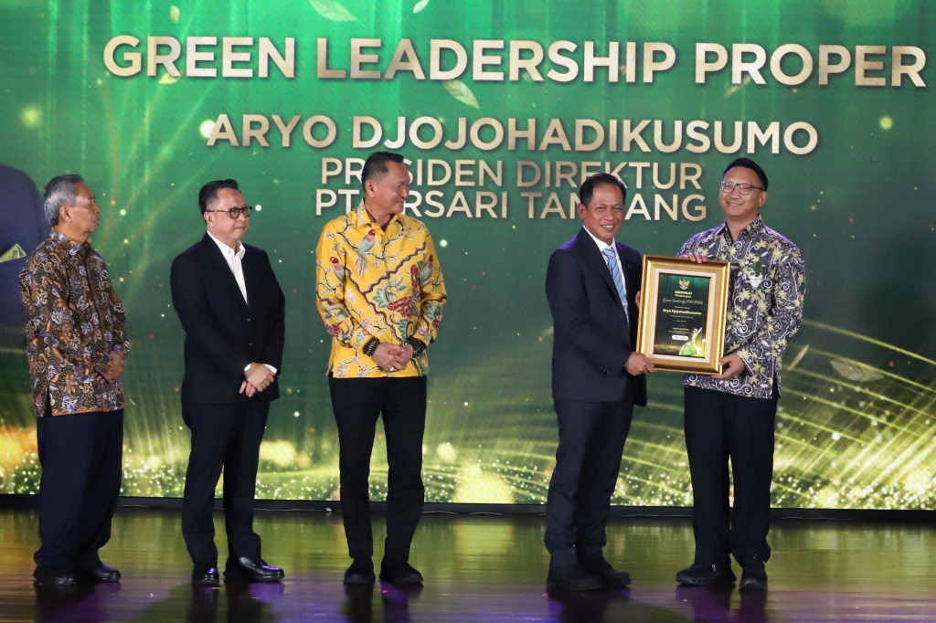 Direktur Utama Arsari Tambang, Aryo P. S. Djojohadikusumo (kanan) saat menerima penghargaan dari Menteri Lingkungan Hidup Hanif Faisol Nurofiq (kedua kanan) didampingi Ketua Komisi XII DPR RI, Bambang Patijaya (ketiga kiri) dalam acara Anugerah Lingkungan PROPER 2025 di Jakarta, Selasa (7/4/2026).  (Beritanasional.com)