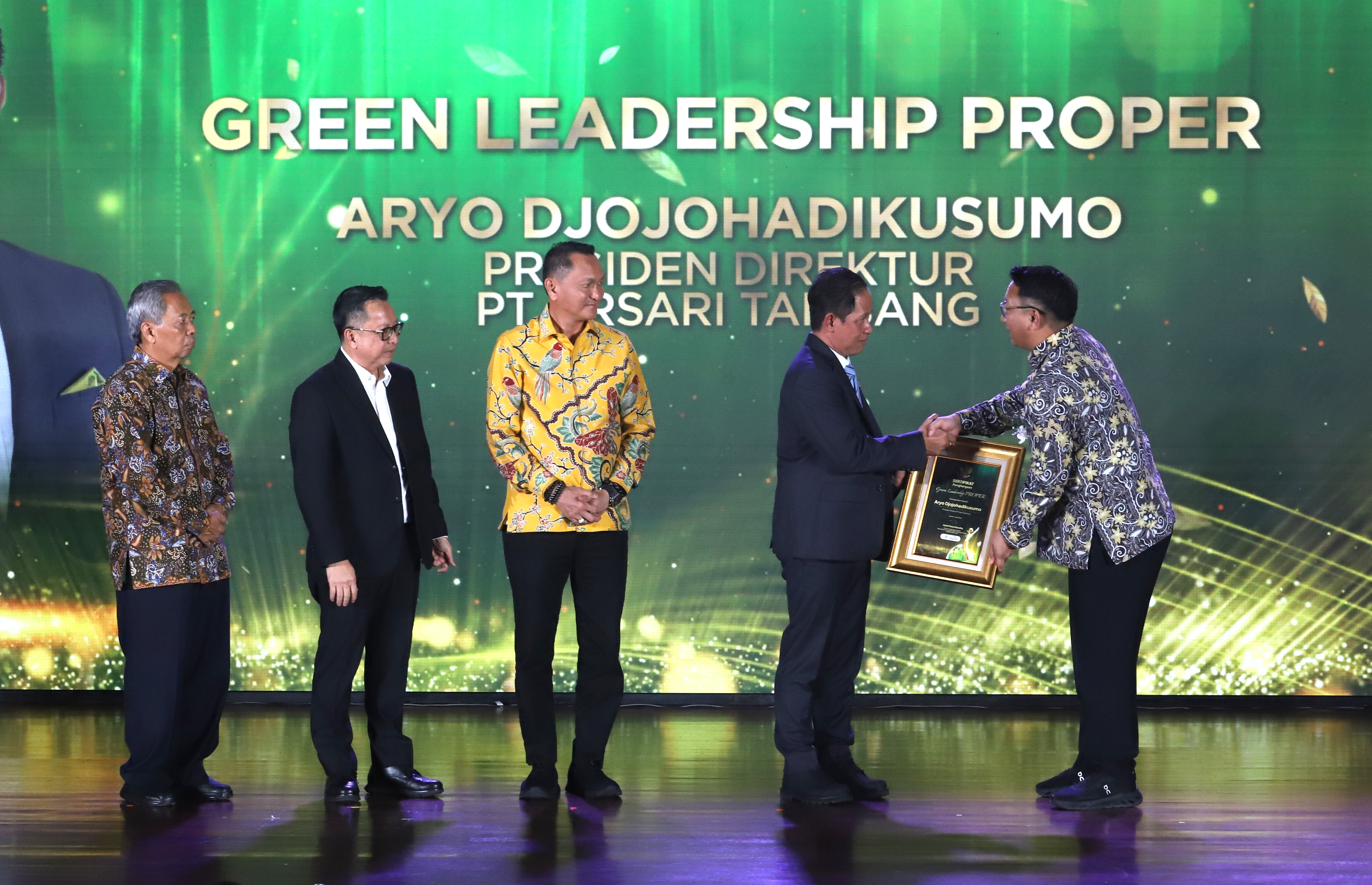 Direktur Utama Arsari Tambang, Aryo P. S. Djojohadikusumo (kanan) saat menerima penghargaan dari Menteri Lingkungan Hidup Hanif Faisol Nurofiq (kedua kanan) didampingi Ketua Komisi XII DPR RI, Bambang Patijaya (ketiga kiri) dalam acara Anugerah Lingkungan PROPER 2025 di Jakarta, Selasa (7/4/2026).  (Beritanasional.com)