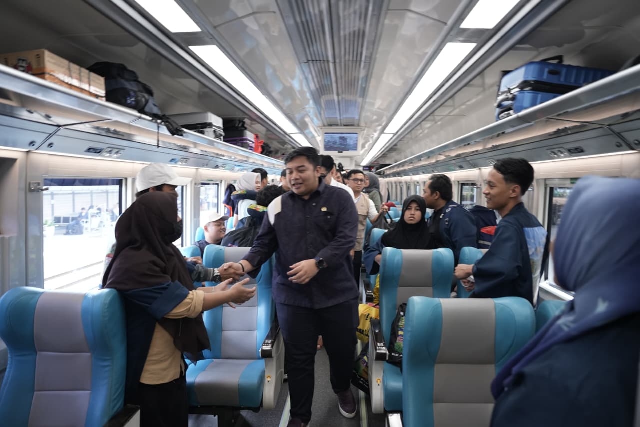 Anggota DPR RI Kawendra Lukistian resmi memberangkatkan 395 pemudik dalam Program Mudik Gratis Bareng Mas Kawe 2026 di Stasiun Senen, Jakarta. (BeritaNasional/Elvis Sendouw)