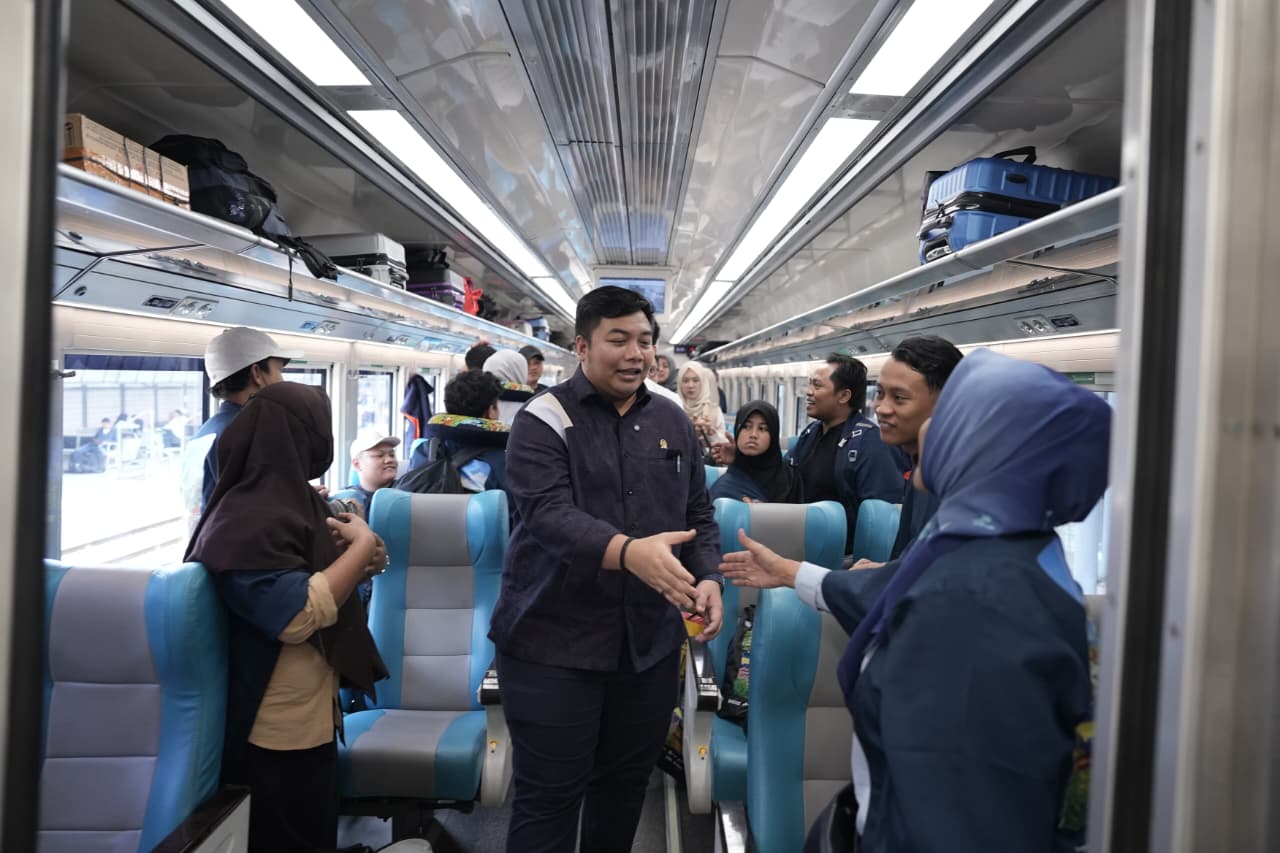 Anggota DPR RI Kawendra Lukistian resmi memberangkatkan 395 pemudik dalam Program Mudik Gratis Bareng Mas Kawe 2026 di Stasiun Senen, Jakarta. (BeritaNasional/Elvis Sendouw)