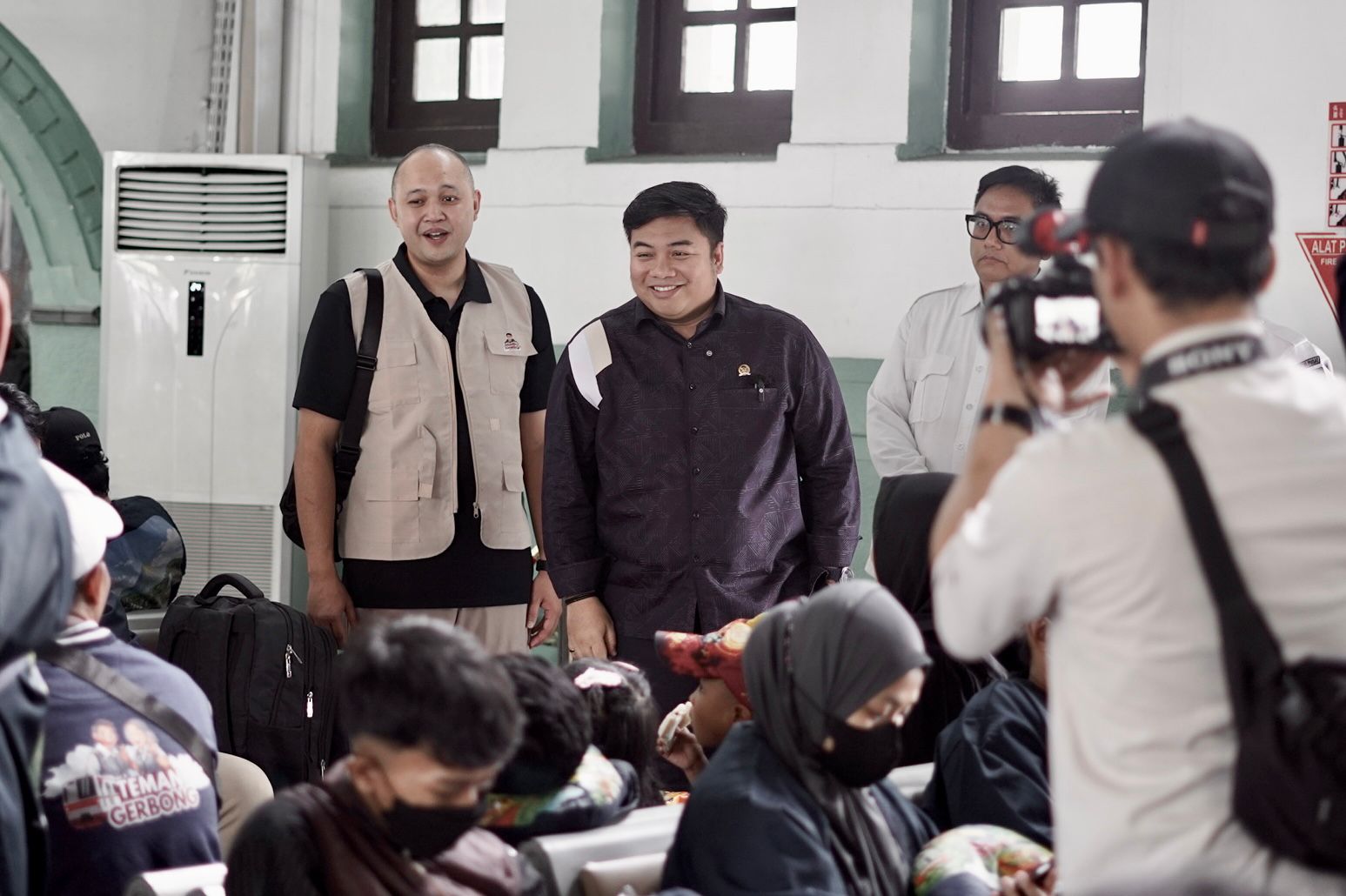 Anggota DPR RI Kawendra Lukistian resmi memberangkatkan 395 pemudik dalam Program Mudik Gratis Bareng Mas Kawe 2026 di Stasiun Senen, Jakarta. (BeritaNasional/Elvis Sendouw)