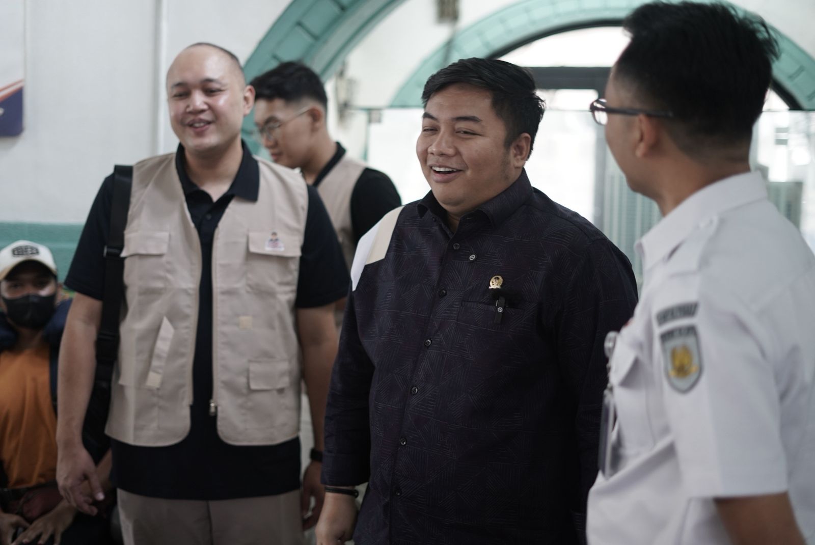 Anggota DPR RI Kawendra Lukistian resmi memberangkatkan 395 pemudik dalam Program Mudik Gratis Bareng Mas Kawe 2026 di Stasiun Senen, Jakarta. (BeritaNasional/Elvis Sendouw)