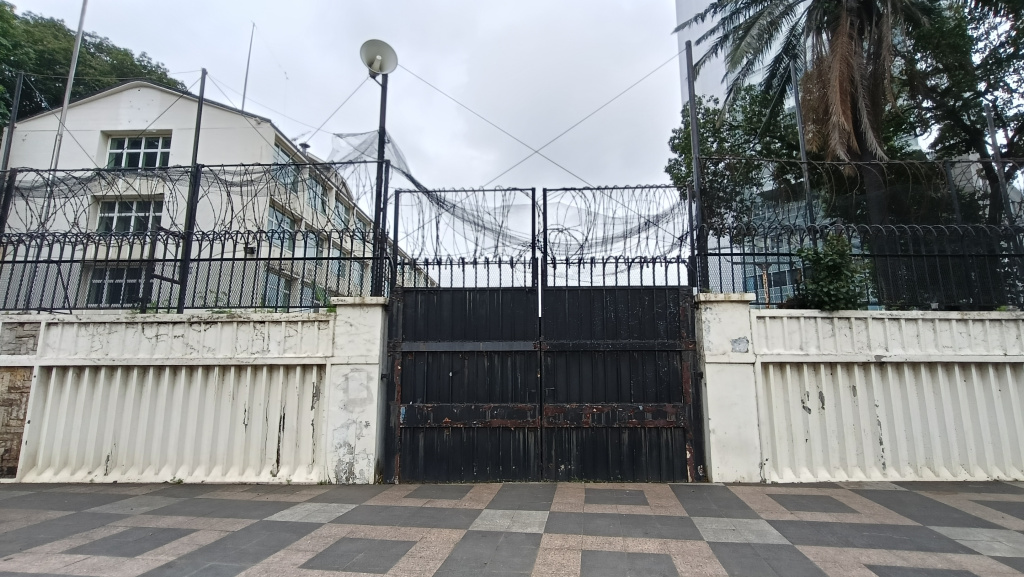 Warga melintas di samping bekas gedung Kedutaan Besar Inggris di Baundara HI, Jakarta, Rabu (11/02/2026).  (Beritanasional.com/Oke Atmaja)