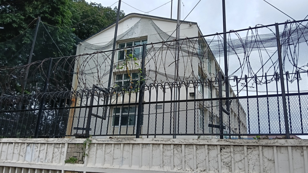 Warga melintas di samping bekas gedung Kedutaan Besar Inggris di Baundara HI, Jakarta, Rabu (11/02/2026).  (Beritanasional.com/Oke Atmaja)