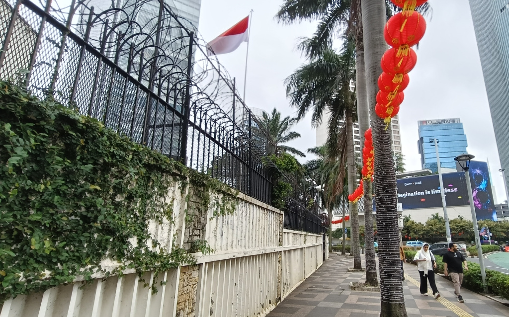 Warga melintas di samping bekas gedung Kedutaan Besar Inggris di Baundara HI, Jakarta, Rabu (11/02/2026).  (Beritanasional.com/Oke Atmaja)