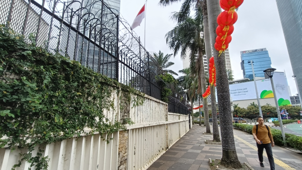 Warga melintas di samping bekas gedung Kedutaan Besar Inggris di Baundara HI, Jakarta, Rabu (11/02/2026).  (Beritanasional.com/Oke Atmaja)