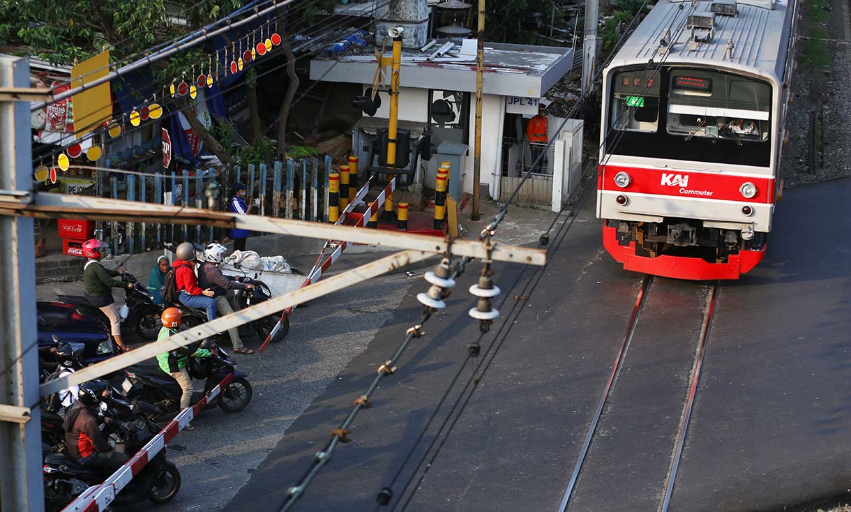 Rangkaian KRL Commuter Line jalur Green Line yakni Tanah Abang-Rangkasbitung melintas di Kawasan Pejompongan, Jakarta Pusat,Selasa(19/5/2026). (Beritanasional.com/Oke Atmaja)